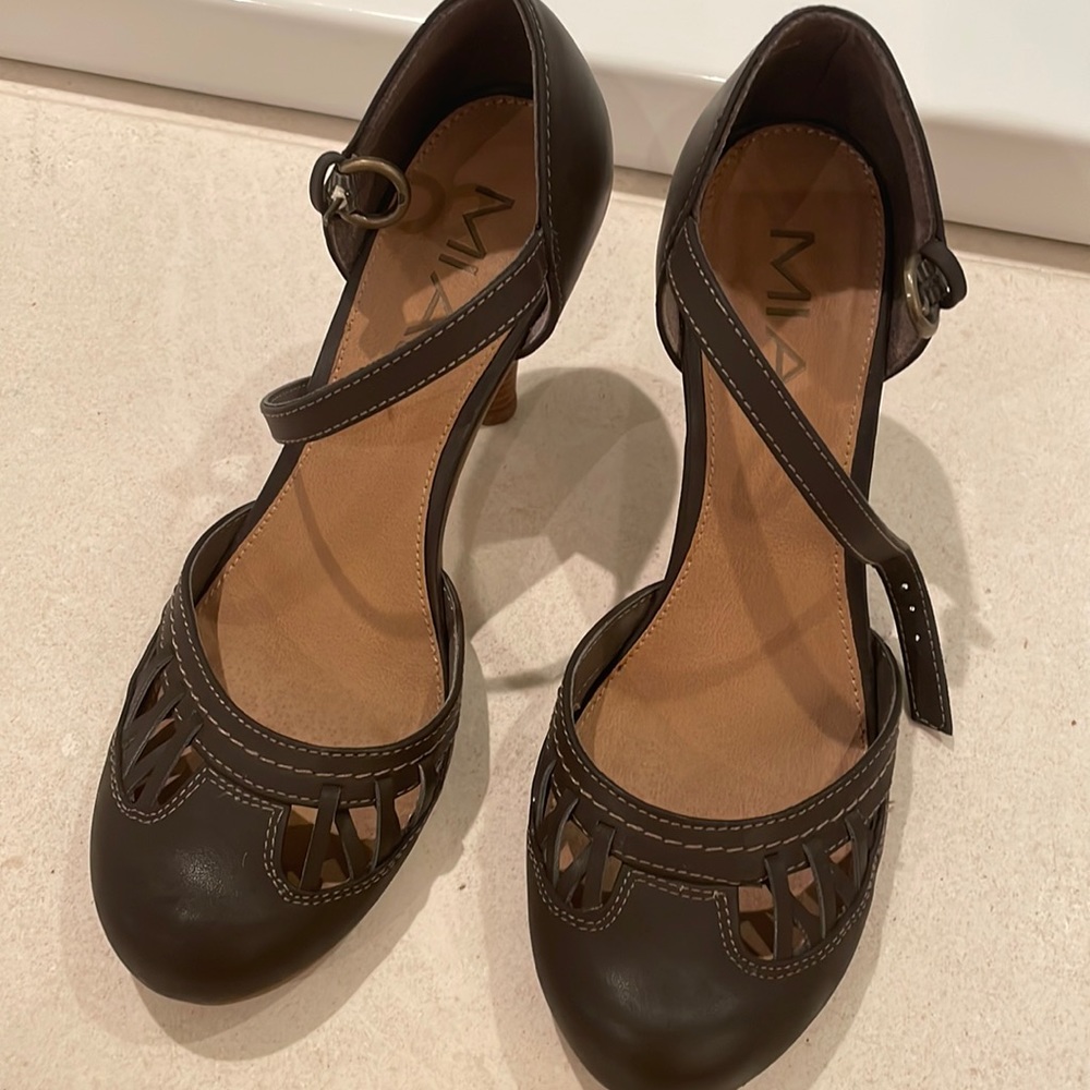 Mia round toe pumps